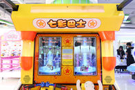 2 لاعب أطفال يقودون آلة لعبة أركيد للتسوق